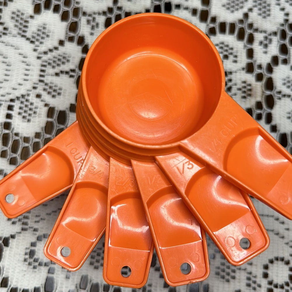 VINTAGE 1970’s TUPPERWARE MEASURING CUP SET
